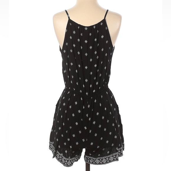 Beautiful Old Navy Black & White Romper in Size Small - Picture 2 of 4